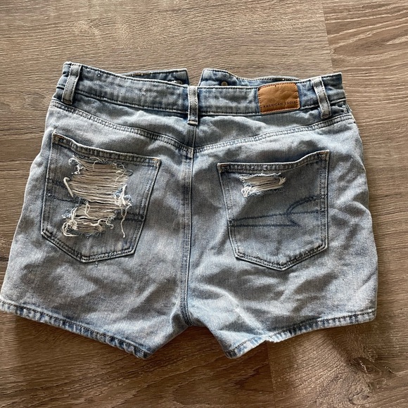 MEDIUM WASH AMERICAN EAGLE HIGH WAISTED DISTRESSED COMFORT STRETCH DENIM SHORTS - Picture 4 of 4